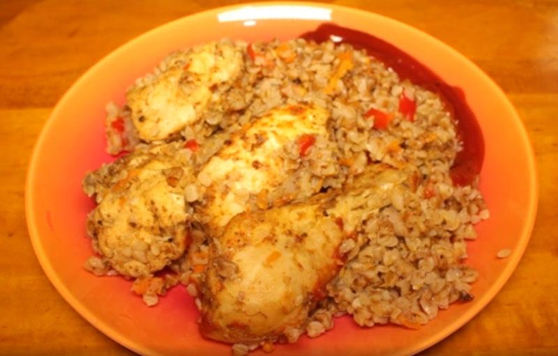 trigo sarraceno estilo mercader en una olla de cocción lenta con pollo