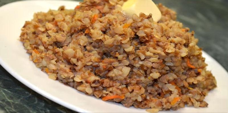 trigo sarraceno con carne picada en una olla de cocción lenta