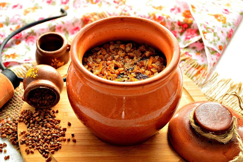 trigo sarraceno con champiñones y cebollas en una olla