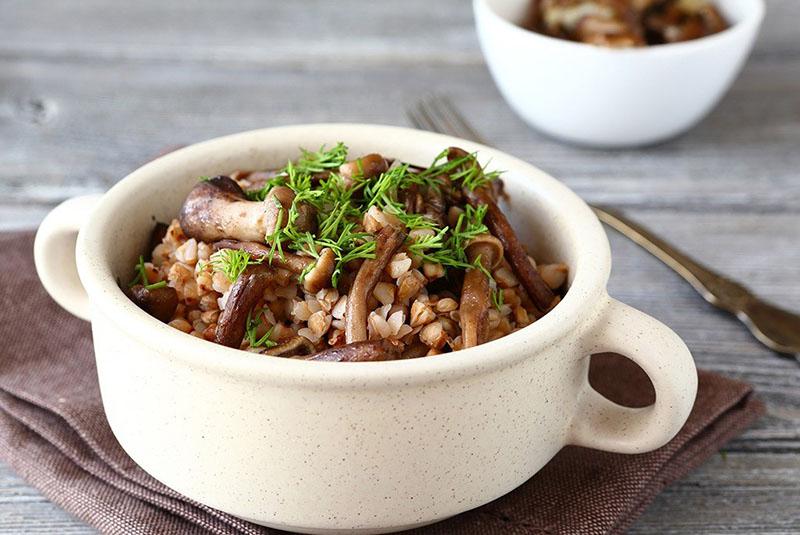 delicioso trigo sarraceno con champiñones y cebollas