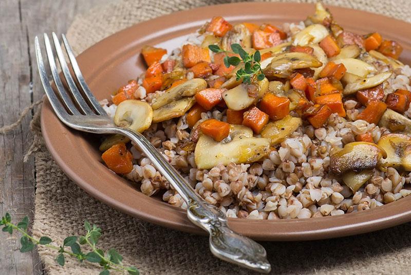 sarrasin juteux aux champignons, oignons et carottes