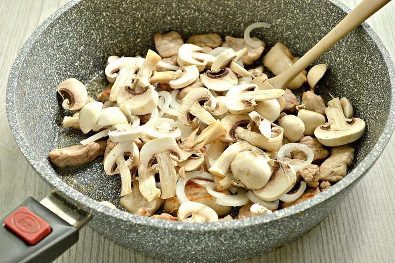 faire revenir les champignons hachés