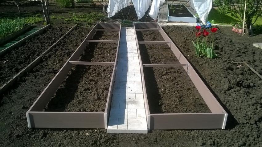 camas hechas de paneles de plástico