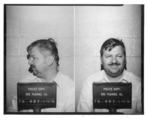 Foto via mordpediaDer berüchtigte Serienmörder John Wayne Gacy wurde unter 33 Anklagen wegen Vergewaltigung und Mordes tödlich injiziert. Sein letzter Essenswunsch waren 12 gebratene Garnelen, ein Eimer KFC Brathähnchen, Pommes Frites und Erdbeeren. Ironischerweise war Gacy einmal Manager in 3 KFC-Restaurants.