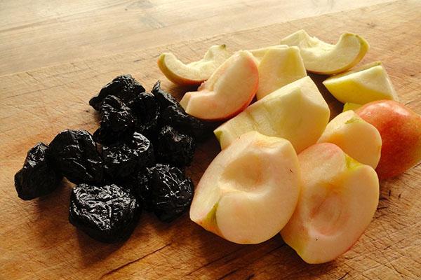 preparar ciruelas y manzanas