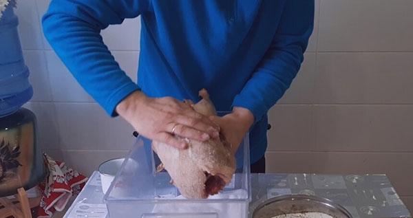 rallar la carcasa con especias