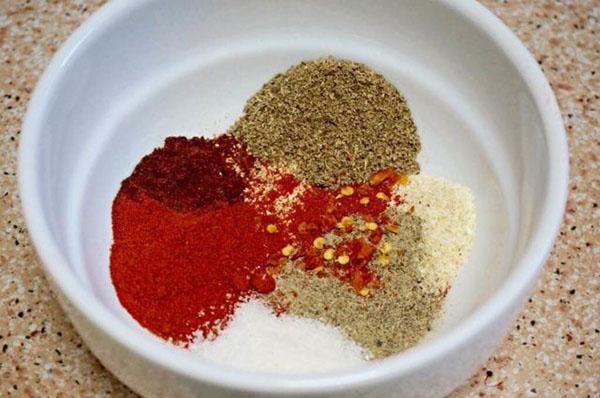 mélanger les épices avec du sel