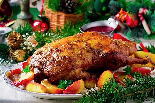 Ganso con manzanas al horno según la receta clásica.