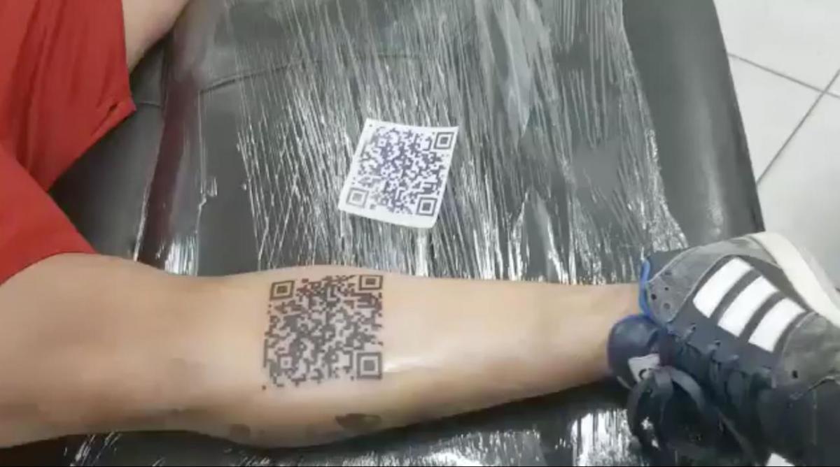 نهر-لوحة-مروحة-qr-code-tattoo