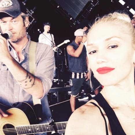 Foto: Gwen Stefani/Instagram. Podle Sheltona tetování jelení stopy, které má napuštěné na paži, nevyšlo přesně tak, jak doufal, ale zpěvák v rozhovoru pro Access Hollywood z roku 2013 vysvětlil: „Pil jsem při této příležitosti. Nakreslil jsem [tetovače] tuto jelení stopu a on prostě šel k kopírce, udělal kopii a plácnul to tam, a to jsem nakreslil. “ O šest měsíců později Shelton vylepšil tat tím, že přidal ostnatý drát, který obepíná jeho paži nad a pod kolejemi. I s přídavkem ostnatého drátu řekl Mix 106.5 v roce 2013: „Mám pravděpodobně nejhloupější tetování - nejen v country hudbě - ale možná ve světě.“