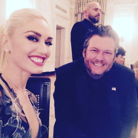 Foto: Gwen Stefani/Instagram.Was Stefanis relativ neue Beziehung zu Shelton betrifft, die sie 2015 am Set von The Voice kennengelernt hat, während beide schwere Scheidungen durchmachten – Stefani mit Rossdale und Shelton mit Country-Sängerin Miranda Lambert – das Paar erscheint glücklich wie möglich, und vielleicht sogar in Kürze auf die Ehe zusteuern. Nach Stefanis Twitter-Post zu urteilen, sind ihre Kinder auch ziemlich große Fans von Shelton (trotz seines beschissenen Tattoos), und da sich Shelton angeblich von Lambert getrennt hat, weil sie keine Familie gründen wollte, muss die Country-Sängerin begeistert sein, Stefanis zu haben große Brut, mit der man Zeit verbringen kann.