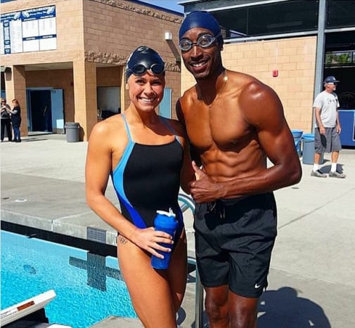 Elizabeth Beisel im Bild mit dem olympischen Rugby-Spieler Perry Baker. Foto: Elizabeth Beisel/Instagram.