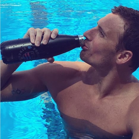 تظهر خواتم Ryan Lochte في هذه الصورة المنشورة على Instagram الخاص به. الصورة: Ryan Lochte / Instagram. أثارت شعبية الحلقات الأولمبية كوشم بعض الجدل في السنوات الأخيرة ، حيث أن الحلقات الخمسة الملونة هي من الناحية الفنية علامة تجارية ، وعادة ما يتم حظرها بموجب اللجنة الأولمبية الدولية (IOC). ) القاعدة التي تحظر على الرياضيين ممارسة أي نوع من العلامات التجارية أو رعاية الشركات على أجسادهم أثناء المنافسة. في دورة الألعاب الأولمبية في لندن عام 2012 ، اضطر العداء الأولمبي نيك سيموندز لتغطية وشم مؤقت ، دفعت شركة Hanson Dodge Creative ، وهي وكالة إعلانات وتصميم في ميلووكي ، 11100 دولار لارتدائه على كتفه.