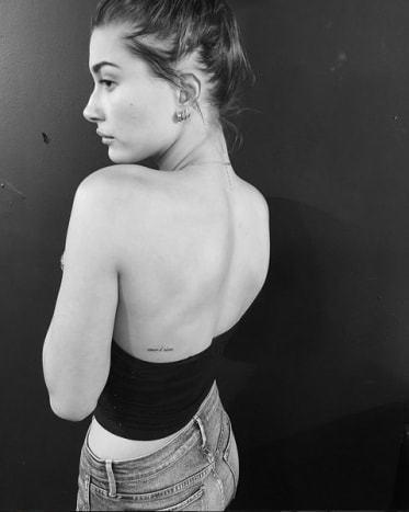 Hailey Baldwin zobrazuje jedno ze svých 17 tetování. Foto: Instagram.