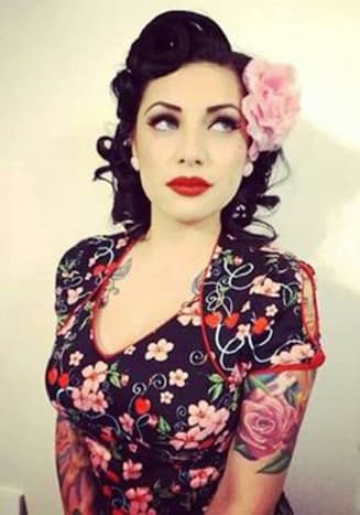 Rockabilly Vzdejte hold padesátým létům a vneste do tohoto ikonického stylu svůj vlastní styl tím, že se tento Halloween naplno rozjedete na rockabilly. Skvělý kostým pro kluky i pro panenky, tento kostým je ideální pro potetovaný pár, který se chce dostat dolů do Jailhouse Rock a vzhled lze provést pomocí předmětů nalezených v obchodě se spořivostí. U dívek se pokuste zdokonalit ty výjimečné válečky vítězství, rozkývejte rudé rty, připněte si květinu do vlasů a vyberte si šaty s výraznou siluetou 50. let. Pro kluky je to všechno o pompadouru, vintage westernové košili, džínách s manžetou a vašem oblíbeném páru Chuck Taylors.