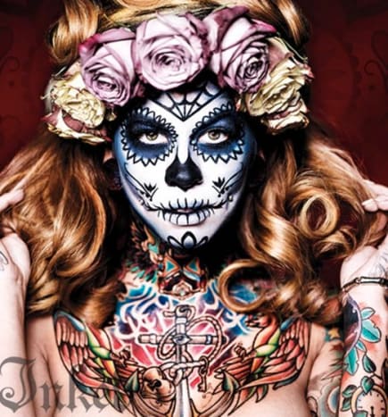 Sugar SkullEs ist an der Zeit, Ihre Make-up-Fähigkeiten zu verbessern, denn dieser Look erfordert möglicherweise einige künstlerische Finessen. Inspiriert von unserem Oktober-Covergirl Madzilla, erfordert dieser Look nur ein bemaltes Schädelgesicht und alle Tattoos, die Sie auf den Tisch bringen. Wenn Sie lernen möchten, wie man das Make-up macht, schauen Sie sich unser Video-Tutorial an.