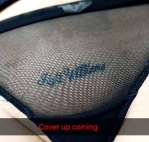 Hazel-E's Original-Tattoo, das auf ihrer Bikinizone eingefärbt ist, könnte anscheinend auch nicht für Subtilität stehen der offensichtliche Weg wieder, indem er die Tat an seinem Geburtstag mit einigen Rosenknospen bedeckt bekommt. „Ich wollte bis zum EX-Geburtstag etwas Besonderes feiern“, beschriftete Hazel-E die Vorher- und Nachher-Fotos ihrer Tinte auf Instagram. „Da meine Lieblingstätowiererin @renren_tattz ihren Aufenthalt in LA wegen des Hurrikans Harvey verlängert hat, haben wir beschlossen, meinen Ex zu vertuschen, der versucht hat, sie während seines Konzerts in Houston zu demütigen.“