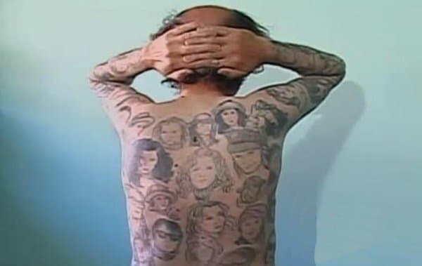 Foto über den Spiegel Freundlicher Mann: „Hast du mehr Tattoos?“ Miljenko Parserisas Bukovic: „Von Julia, ja.“