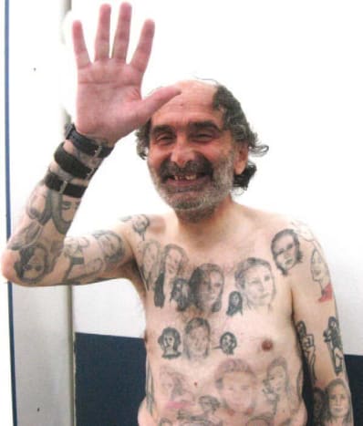 صورة عبر المرآة رجل خائف: (يتراجع ببطء عن الرجل.) Miljenko Parserisas Bukovic: 