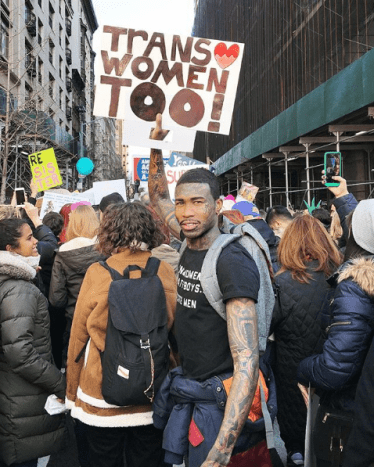 Foto via @the_yvesdropperYves wurde viral, weil er 2018 beim Women's March auftrat und sich für Transfrauen einsetzte. Viele hochkarätige LGBTQIA+-Aktivisten reagierten positiv auf seine Unterstützung, darunter das ANTM-Model Isis King.