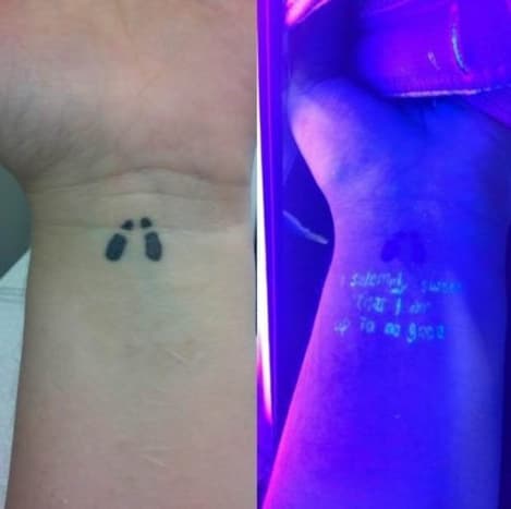 Podobný design, toto tetování Harryho Pottera, obsahuje jedinou sadu otisků otisků prstů na zápěstí se stejnou frází: „Slavnostně přísahám, že mi nic není“ níže. Máme pocit, že fanoušci Harryho Pottera by tyto stopy pravděpodobně poznali i bez odhalení černého světla, ale i oni by mohli být překvapeni, když vidí, že zbytek tetování vypadá nějak magicky!