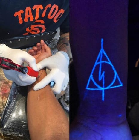 Dieses Tattoo weist ein ähnliches Deathly Hallows-Design auf, jedoch mit einer kleinen Wendung. Anstelle einer geraden vertikalen Linie, die den Elder Wand symbolisiert, weist dieses Harry Potter-Tattoo einen Blitz auf, der den Kreis des Auferstehungssteins und das Dreieck der Unsichtbarkeit schneidet, eine Anspielung auf die blitzförmige Narbe, die Harry Potter hinterlassen hatte, als Lord Voldemort ein Fluch auf ihn als Kleinkind. Auch wenn die Möglichkeit besteht, dass sie gesundheitsschädlich sein können (erkundigen Sie sich unbedingt über diese Tattoo-Technik, bevor Sie sich eine eigene zulegen), sind diese einzigartigen Harry Potter-Schwarzlicht-Tattoos ziemlich cool, und wir haben ein Gefühl, dem sogar JK Rowling zustimmen würde!