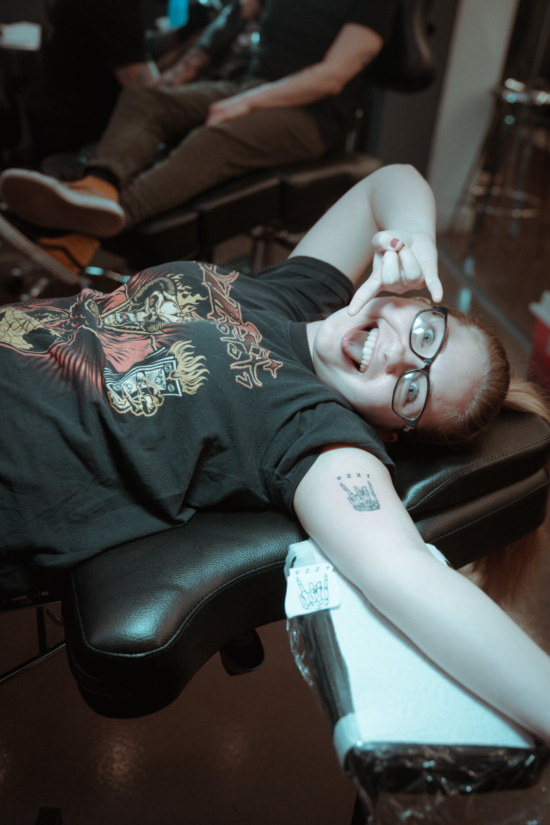 Alyssa scheint ziemlich begeistert von ihrem neuen Tattoo zu sein.