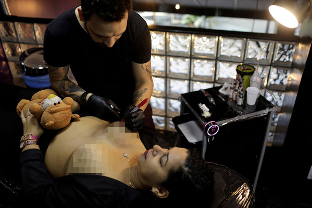 Houston Methodist The Woodlands‘ Institute, 3D-Nippel-Tattoos, Brustkrebs-Tattoos, Brustkrebs-Überlebende-Tattoo-Ideen, 3D-Nippel, Steven Gordon, Pamela Harvey, Brustrekonstruktion, Brustwarzenrekonstruktion, The Woodland's Hospital, Rekonstruktionschirurgie