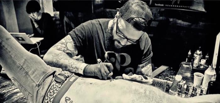الصورة: Facebook تم عمل الوشم من قبل الفنان الرئيسي بن دوران ومالك River City Tattoo Collective في باث ، واستغرق إكماله 14 ساعة. أوه! 