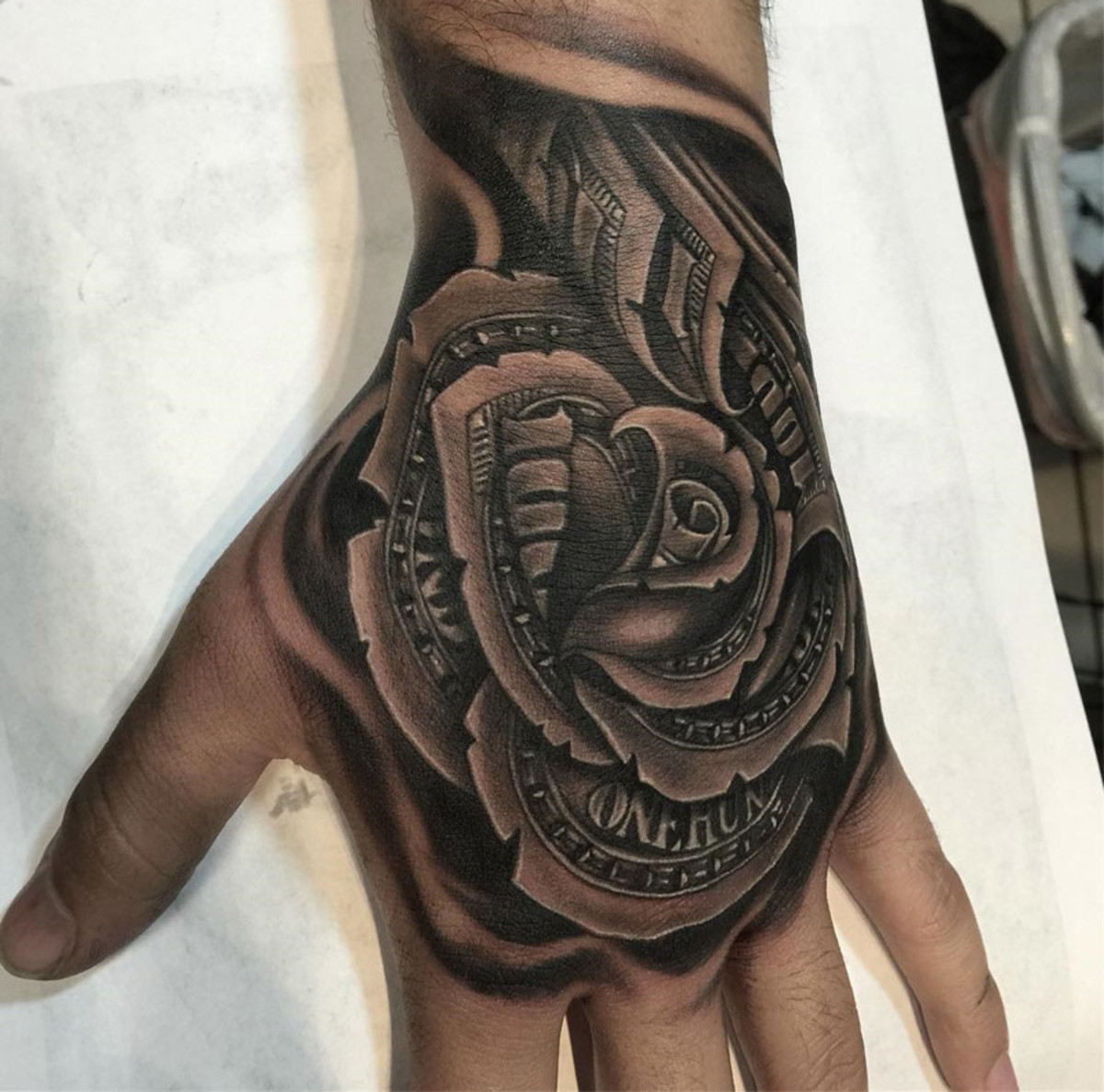 Geld-Rose-Herren-Hand-Tattoo