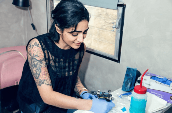 Die Idee zu einem mobilen Tattoo-Shop für Frauen hatte Shanzey während ihrer Arbeit in einem Geschäft in Brooklyn, New York. „Ich hatte einen wirklich unterstützenden Ladenbesitzer“, sagte sie. „Aber es waren alle Männer, die sich tätowieren ließen. Ich hatte es einfach satt, ein Yankees-Symbol zu machen. Das hat mir nichts bedeutet.