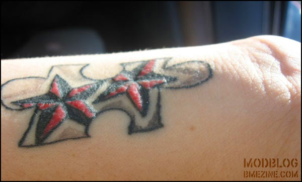 Jak identifikovat a opravit infikované tetování
