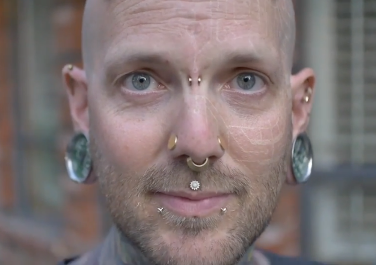 Russ foxx, lidský kyborg, extrémní úpravy těla, chirurgické implantáty, inkoustový zásobník