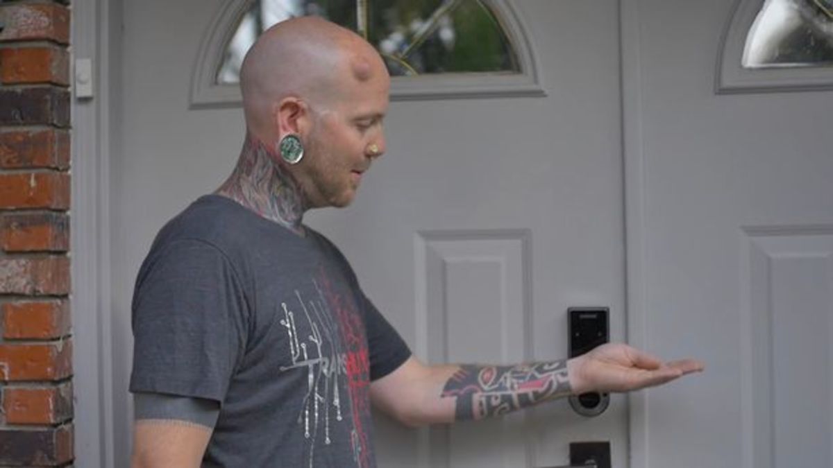 Russ foxx, lidský kyborg, extrémní úpravy těla, chirurgické implantáty, inkoustový zásobník