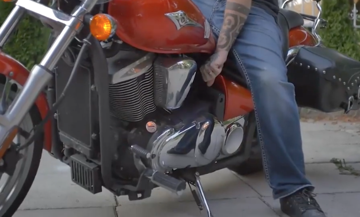 Russ foxx, lidský kyborg, extrémní úpravy těla, chirurgické implantáty, inkoustový zásobník