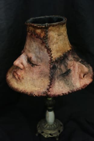 كانت هناك شائعات حول قيام Ed Gein بإخراج عاكس الضوء من ضحاياه ، ولكن هذه القطعة تخضع لجدل حاد بسبب صلات معسكر الموت النازي بأغطية المصابيح الجلدية البشرية.