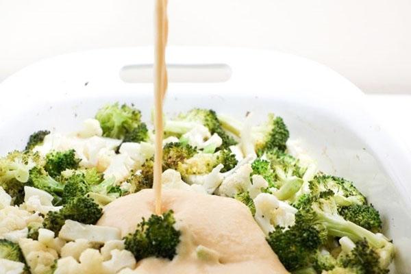 verter verduras con salsa