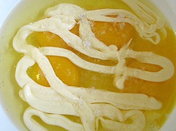 batir los huevos con mayonesa