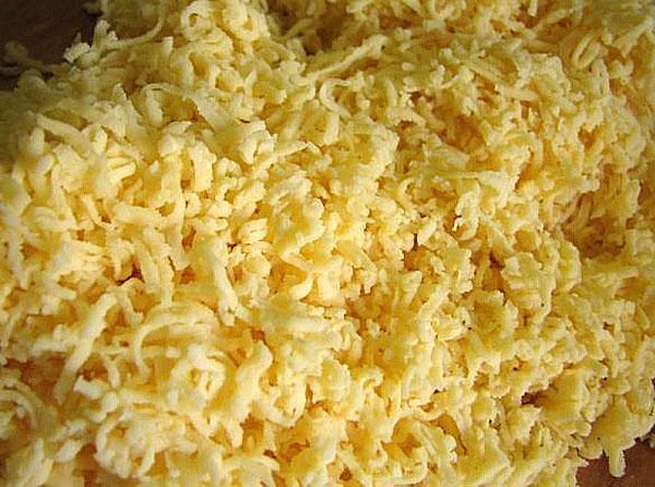 vierta la salsa sobre el repollo y espolvoree con queso