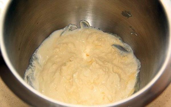 mélanger la crème sure, le sucre et le beurre
