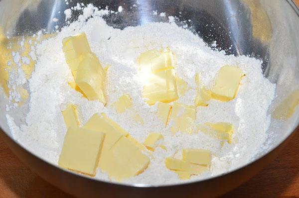 du beurre et de la farine, pétrir la pâte