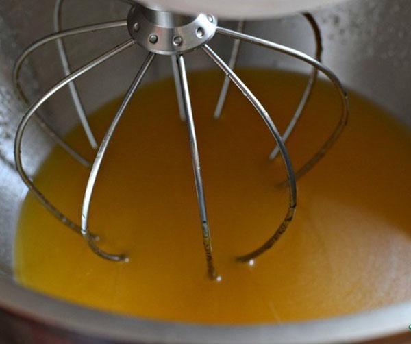 batir el jugo de naranja con azúcar y aceite de maíz