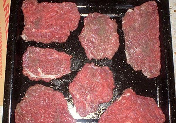 mettre la viande sur une plaque à pâtisserie