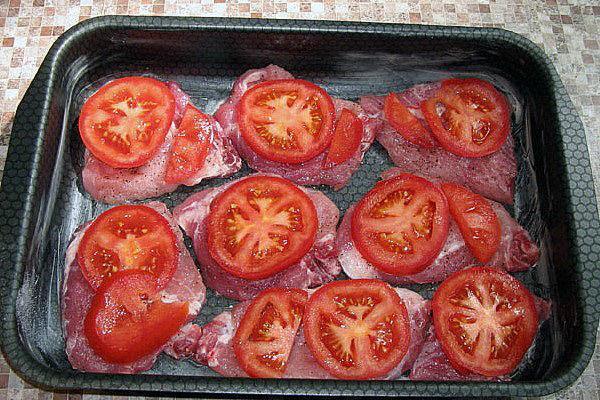 mettre les tomates sur la viande