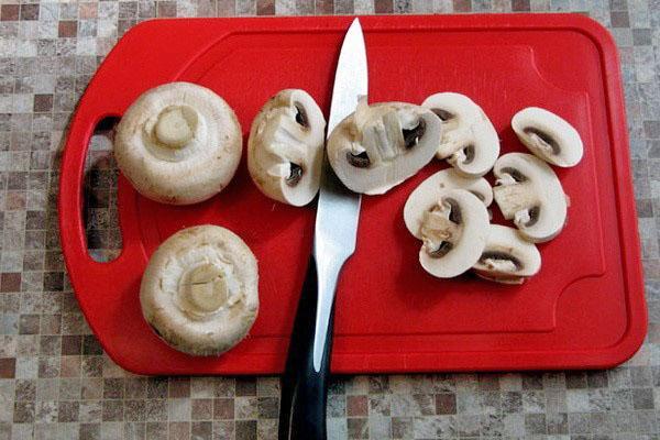 couper les champignons en tranches