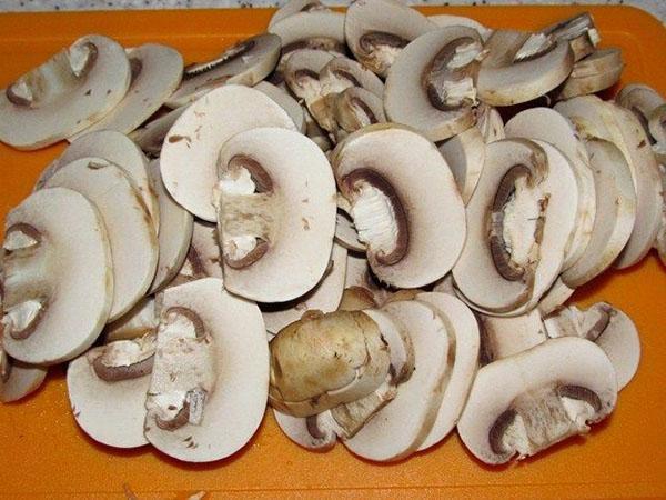 assiettes de champignons