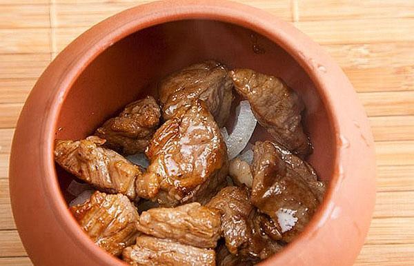 remplir la marmite de viande et de champignons