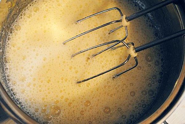 battre les oeufs avec du sucre