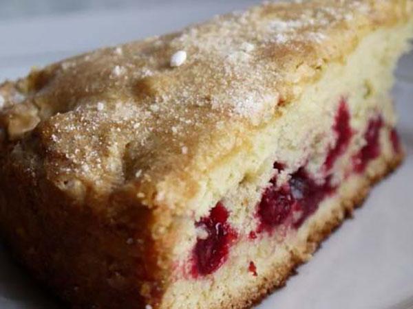 charlotte aux cerises sur pâte à la crème sure