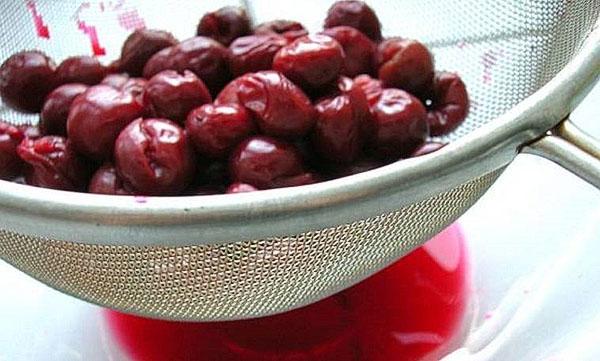 filtrer le jus des cerises